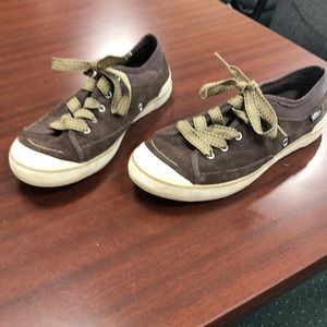 Simple brand everyday sneakers